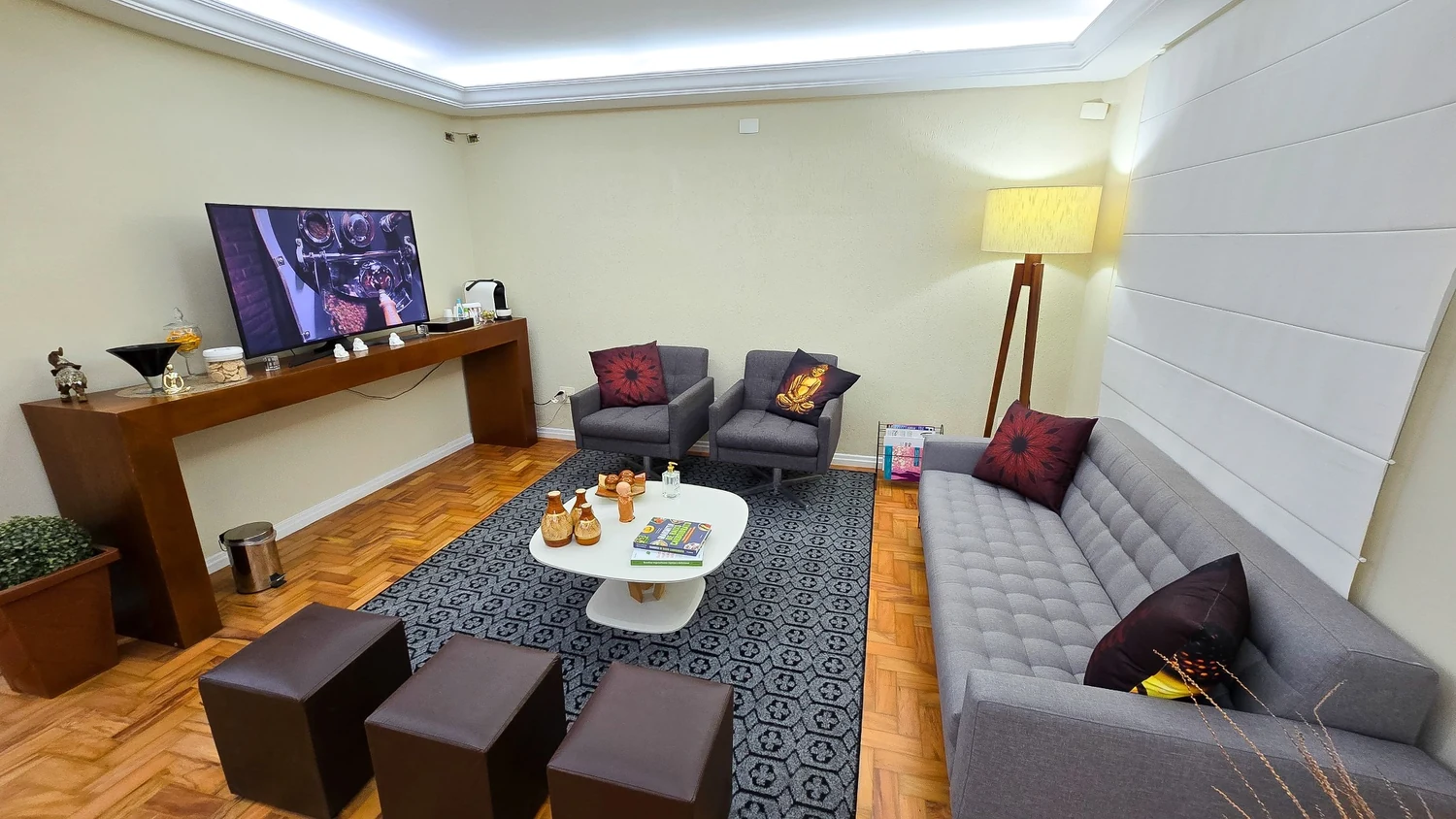 Recepção do Instituto Turano, com sofá e poltronas
