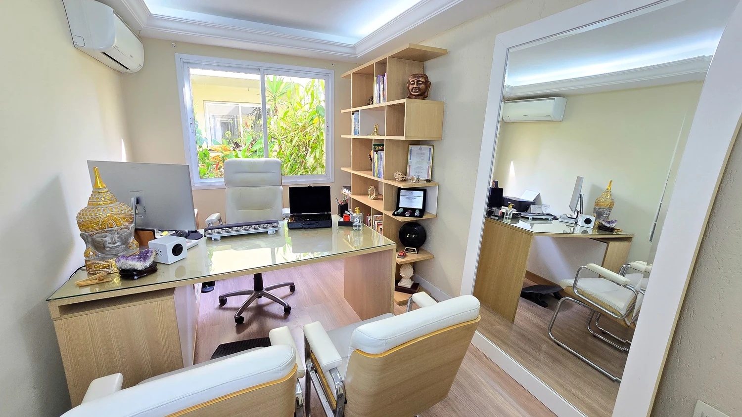 Sala do Instituto Turano, com mesa de atendimento e vista para o jardim